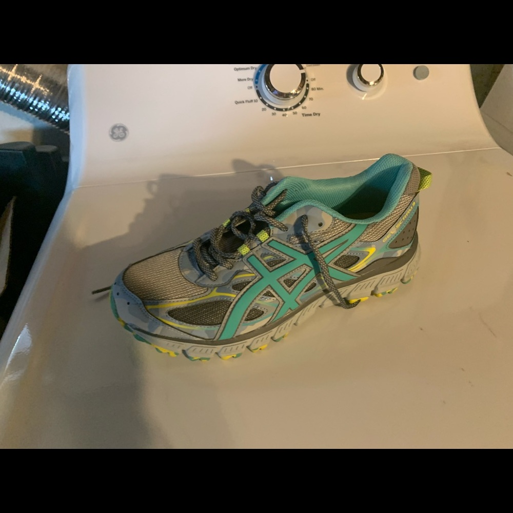 ASIC 9.5 lady sneaks! BRAND NEW